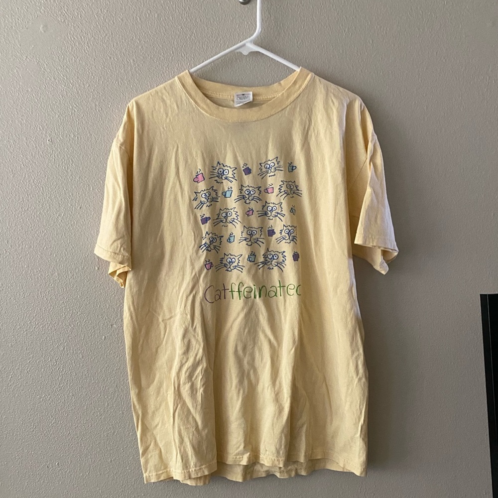 Funny 90s “caffeinated” cat shirt! 🐱☕️